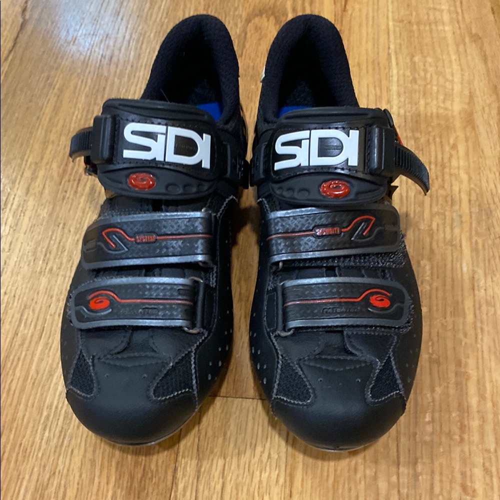 Black Cycling Shoes with Sporty Design and Secure Fastening